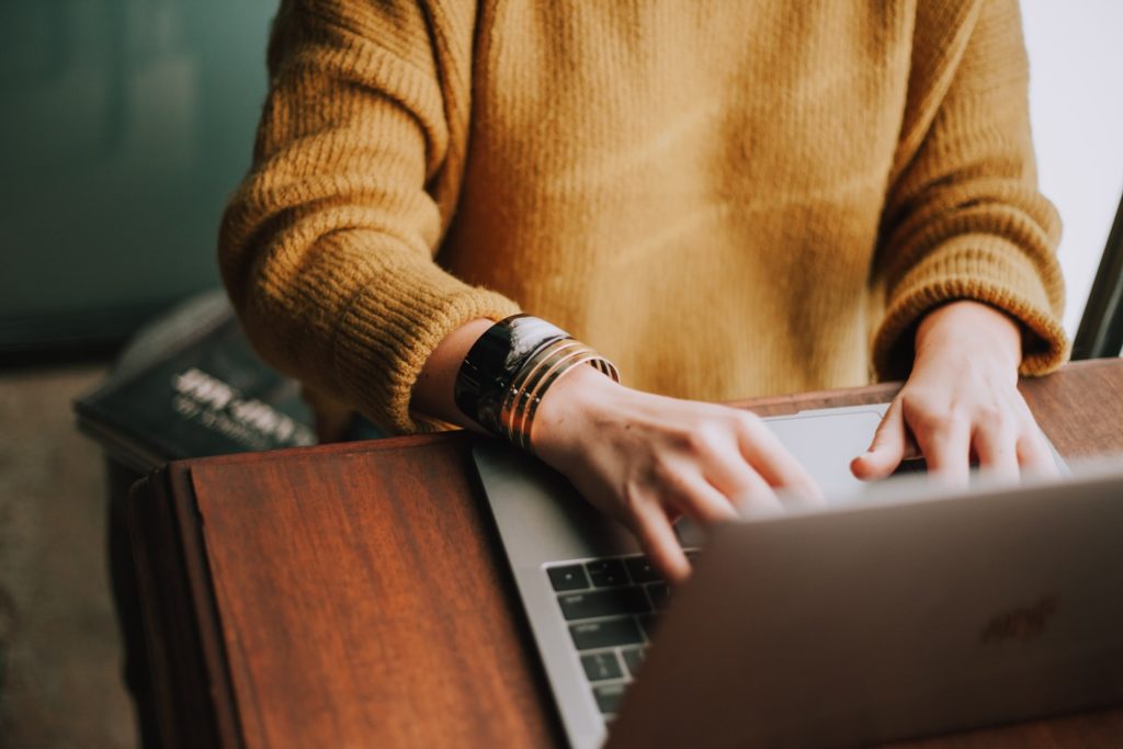 There are so many advantages to blogging. Having a blog can help your business grow and expand by building a brand and increasing web traffic.